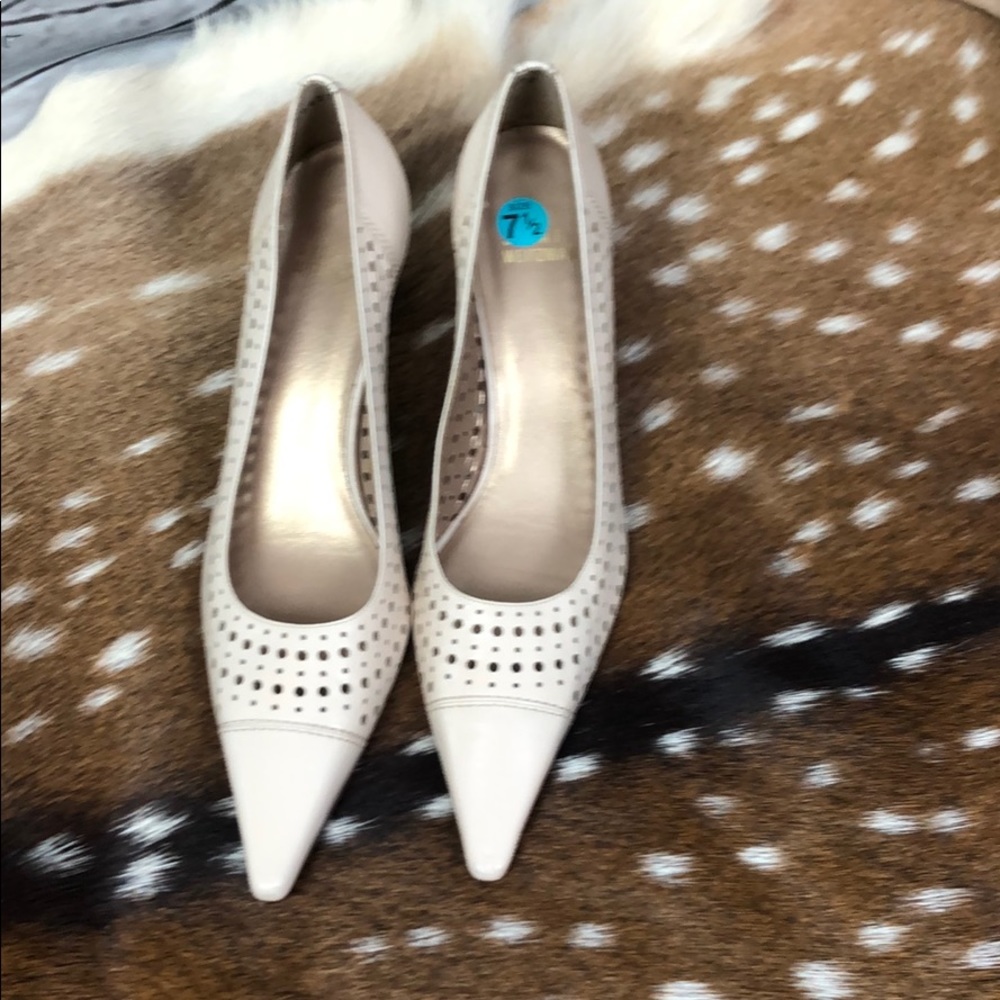 Stuart Weitzman Tan Pointed Heels Size 7.5 Ss - image 2